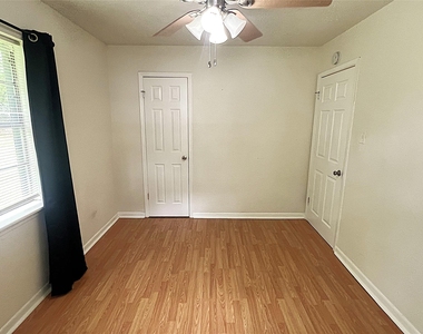 560 Beverly Drive - Photo Thumbnail 14