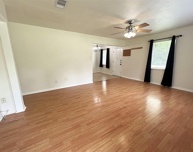 560 Beverly Drive - Photo Thumbnail 2