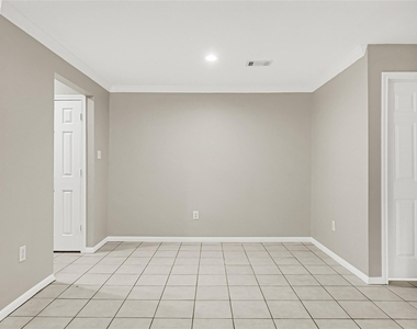 1100 Augusta Drive - Photo Thumbnail 8