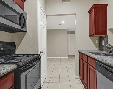1100 Augusta Drive - Photo Thumbnail 9