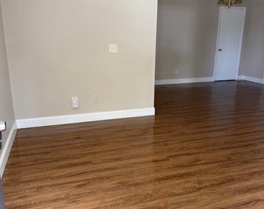 230 Robbins Avenue N - Photo Thumbnail 2