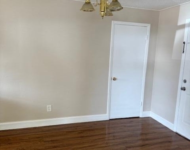 230 Robbins Avenue N - Photo Thumbnail 6