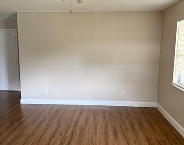 230 Robbins Avenue N - Photo Thumbnail 3
