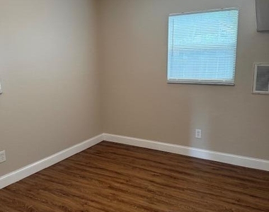 230 Robbins Avenue N - Photo Thumbnail 9
