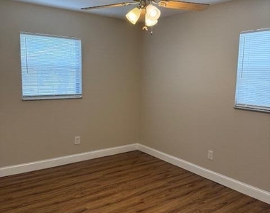 230 Robbins Avenue N - Photo Thumbnail 10