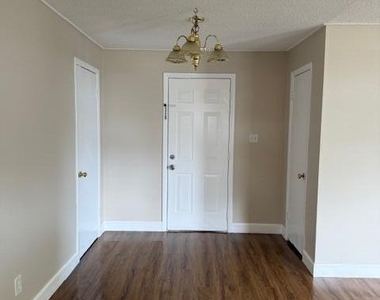 230 Robbins Avenue N - Photo Thumbnail 7