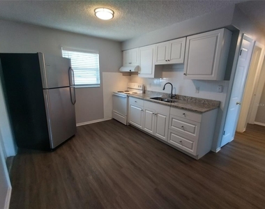 1388 Robin Hood Lane - Photo Thumbnail 2