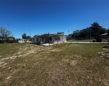 121 33rd Avenue E - Photo Thumbnail 3
