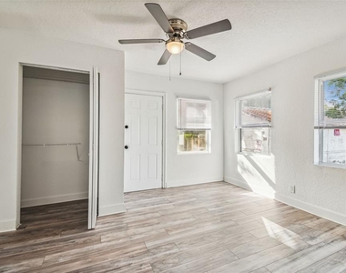 1913 W Lemon Street - Photo Thumbnail 9