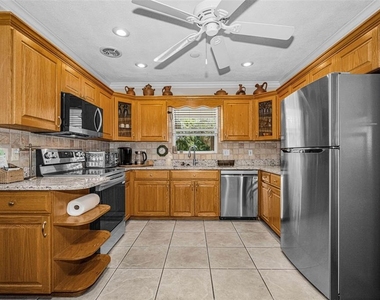 253 Park Circle S - Photo Thumbnail 8