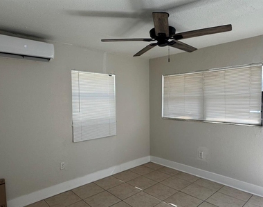 10022 N Lantana Avenue - Photo Thumbnail 2