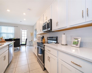 1013 Plantation Lane - Photo Thumbnail 12
