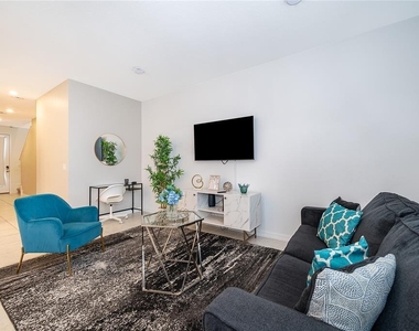 1013 Plantation Lane - Photo Thumbnail 4