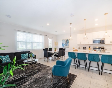 1013 Plantation Lane - Photo Thumbnail 3