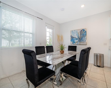1013 Plantation Lane - Photo Thumbnail 8