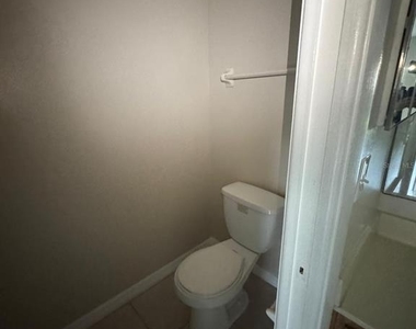 2416 Se Garden Terrace - Photo Thumbnail 9
