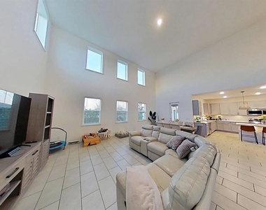 2138 Derwent Drive - Photo Thumbnail 6