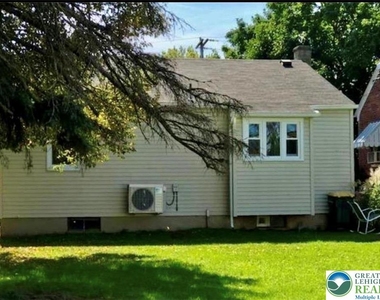 121 E Union Street - Photo Thumbnail 5