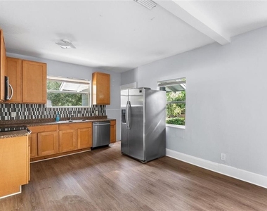 811 W Amelia Avenue - Photo Thumbnail 3