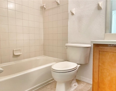915 Fairwaycove Lane - Photo Thumbnail 21