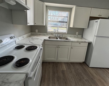 7130 Sw 45th Place - Photo Thumbnail 3