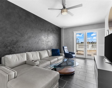 800 N Tamiami Trail - Photo Thumbnail 15