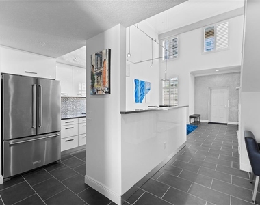 800 N Tamiami Trail - Photo Thumbnail 11