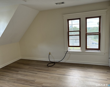 1310 Stanley Street - Photo Thumbnail 8