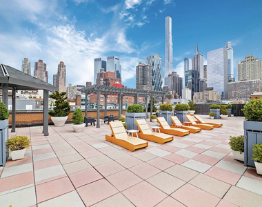 W 53rd Street - Photo Thumbnail 4
