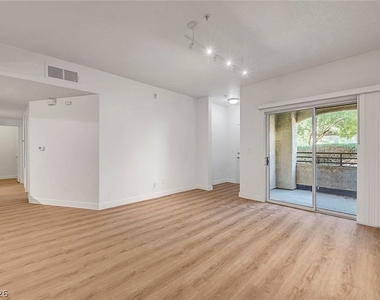 2291 W Horizon Ridge Parkway - Photo Thumbnail 13