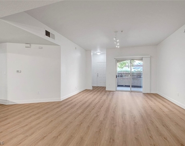 2291 W Horizon Ridge Parkway - Photo Thumbnail 3