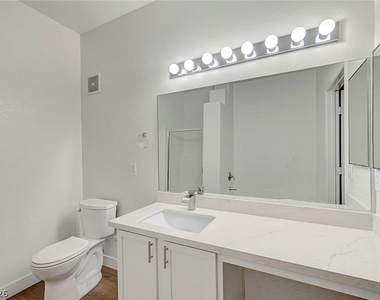 2291 W Horizon Ridge Parkway - Photo Thumbnail 2