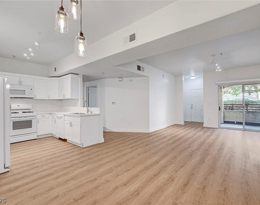 2291 W Horizon Ridge Parkway - Photo Thumbnail 10