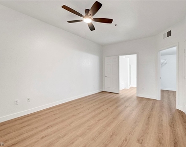 2291 W Horizon Ridge Parkway - Photo Thumbnail 9