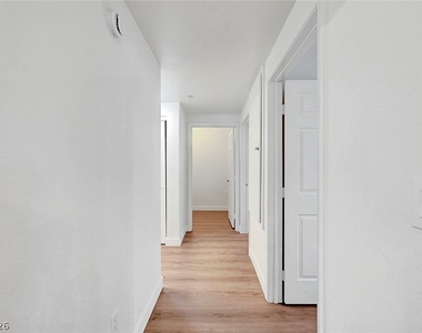 2291 W Horizon Ridge Parkway - Photo Thumbnail 15