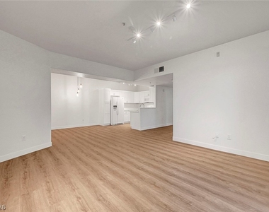 2291 W Horizon Ridge Parkway - Photo Thumbnail 6