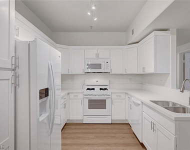 2291 W Horizon Ridge Parkway - Photo Thumbnail 11