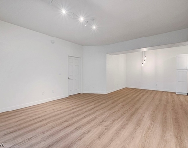 2291 W Horizon Ridge Parkway - Photo Thumbnail 4