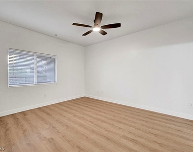 2291 W Horizon Ridge Parkway - Photo Thumbnail 7