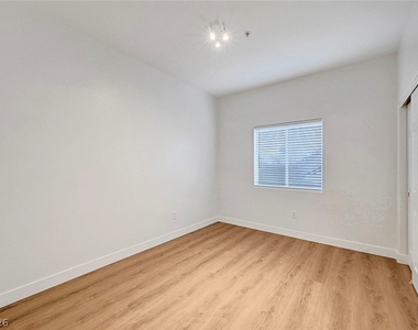 2291 W Horizon Ridge Parkway - Photo Thumbnail 12