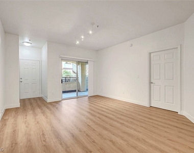 2291 W Horizon Ridge Parkway - Photo Thumbnail 14