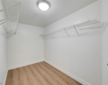 2291 W Horizon Ridge Parkway - Photo Thumbnail 16
