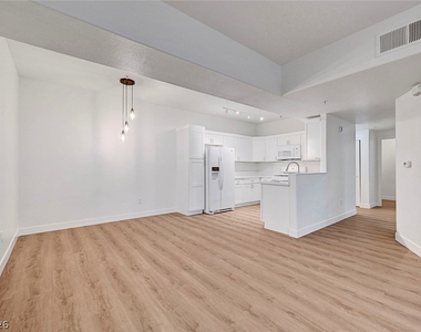 2291 W Horizon Ridge Parkway - Photo Thumbnail 8