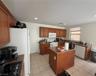 2515 Begonia Valley Avenue - Photo Thumbnail 6