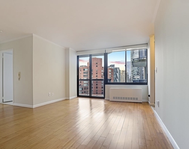 West 48th Street - Photo Thumbnail 2