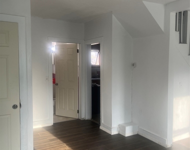 127 Burbank Ave - Photo Thumbnail 4