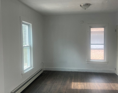 127 Burbank Ave - Photo Thumbnail 3