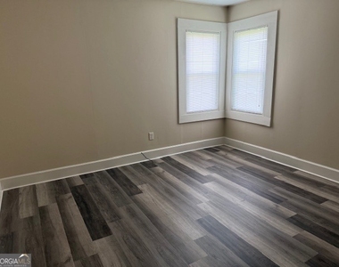 135 Fairview Avenue - Photo Thumbnail 8