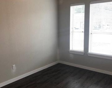 2309 N Elm Street - Photo Thumbnail 3