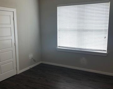 2309 N Elm Street - Photo Thumbnail 5